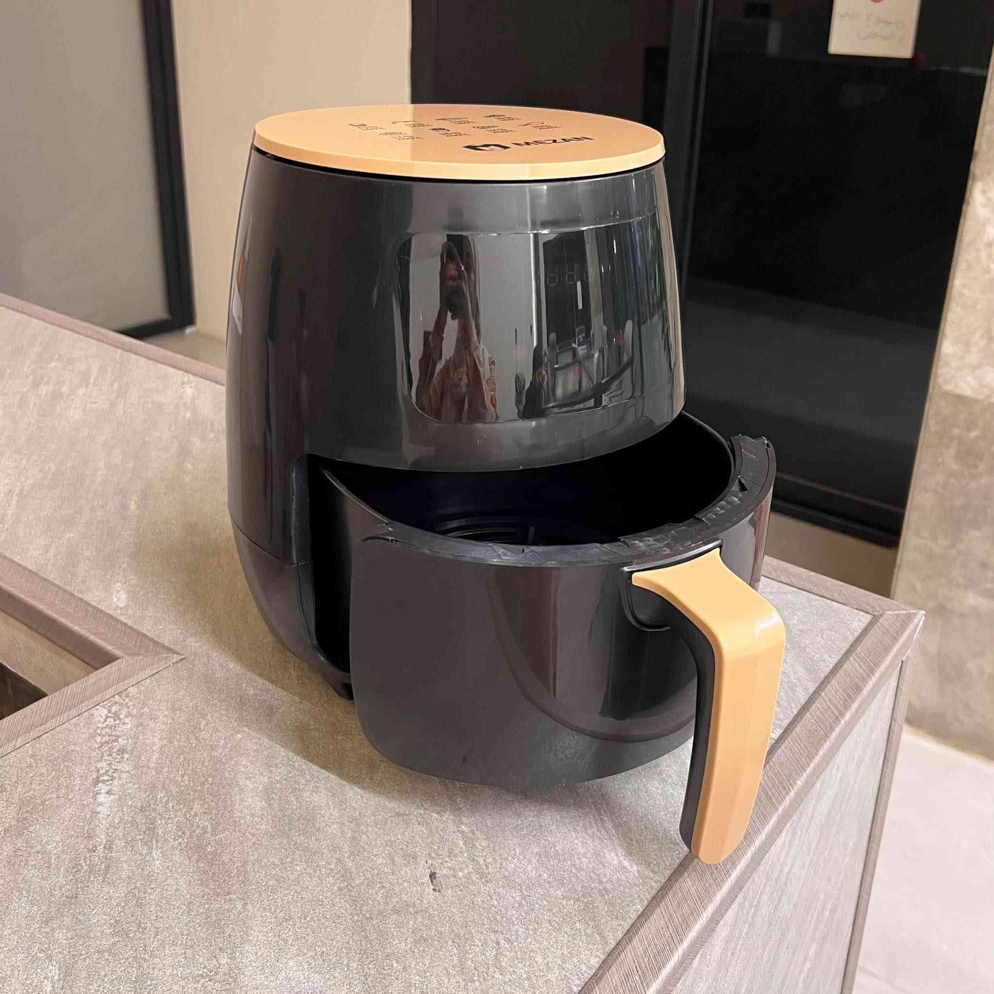 🍟 صحي، سريع، واقتصادي! قلاية (MEZAN) الرقمية العملاقة 6 لتر
وداعاً للزيوت والدهون.. استمتع بأكل مقرمش وصحي 100% مع قلاية ميزان الهوائية، الأداء الأقوى والسعر الأنسب لعائلتك.
✨ ليش قلاية (ميزان) هي الخيار الأفضل؟
• سعة عائلية (Extra Large): سعة 6 لتر حقيقية تكفي لتحضير وجبة عائلية كاملة بلمسة واحدة.
• أداء جبار (2400 واط): محرك نحاسي 100% يضمن لك نضجاً سريعاً وتوفيراً كبيراً في الوقت.
• شاشة لمس ذكية (LCD): واجهة رقمية متطورة تتيح لك اختيار البرنامج المناسب (دجاج، بطاطا، لحوم، معجنات) بكل سهولة.
• قلي بدون زيت: تقنية تدوير الهواء الساخن تعطيك نفس طعم القلي العميق بـ 90% دهون أقل.
• متانة عالية: مكونات داخلية من النحاس الصافي لضمان كفاءة تشغيل تدوم طويلاً.
⚙️ المواصفات الفنية:
• الماركة: MEZAN (ميزان).
• القوة: 2400W (أداء احترافي).
• الحجم: 6 لتر (حجم عملاق).
• التحكم: شاشة لمس رقمية بالكامل.
💰 السعر: 35 ألف دينار فقط! (سعر تنافسي لفترة محدودة)
🚚 أجور التوصيل:
• بغداد: 3 آلاف دينار فقط.
• كافة محافظات العراق: 5 آلاف دينار فقط.
للحجز أو الاستفسار، راسلونا الآن على الخاص! 📩 بغداد, العراق


**إذا كنت صاحب هذا الإعلان وتريد حذفه لأي سبب، رجاءا أرسل رسالة إلى الدعم الفني**