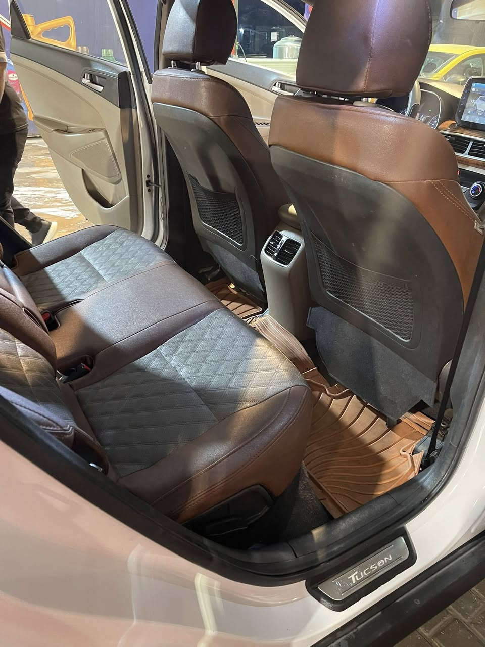 السلام عليكم
توسان مديل 2021 خليجي كوريه اصليه سايد بريك بل رجل 
فول الفول 
خمس عدسات  
بنورما 
بصمه 
يدات نيكل 
داخل صاج 
مري شفط 
كشن كهرباء مع جلد 
بعد بيه هواي موصفات 
مكينه وكير ممفتوحات بلاديات 
بدون قطره صبغ  بيه بارد بل باب مع تصليح بل صندوق كلشي موضح بل صور 
بسمي تحويل ثاني يوم 
ماشيه 109 حقيقي 
مكاني بغداد الزعفرانيه 
*********** 
مكلف بل نشر والتفاصيل موضحه بل صور والكتابه اقره وشوف الصور 
السعر 190 وبيه مجال حك الجيه
