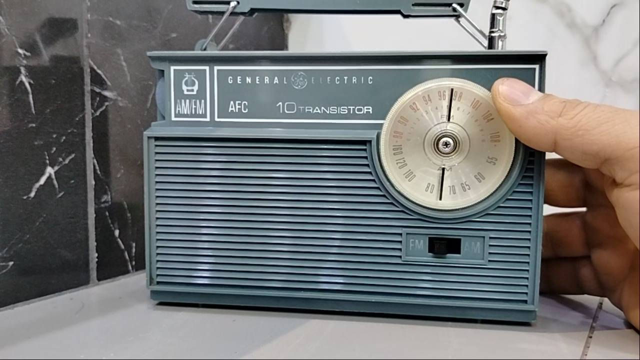 راديو ماكرة جنرال الكتريك 
الصناعة امريكي 1963
موجتين fm am 
نظافة عالية شرط مامصلح 
اربع باتريات قلم 
السعر 80 الف مع التوصيل 
توصيل داخل العراق فقط 
للحجز واتس اب ***********
