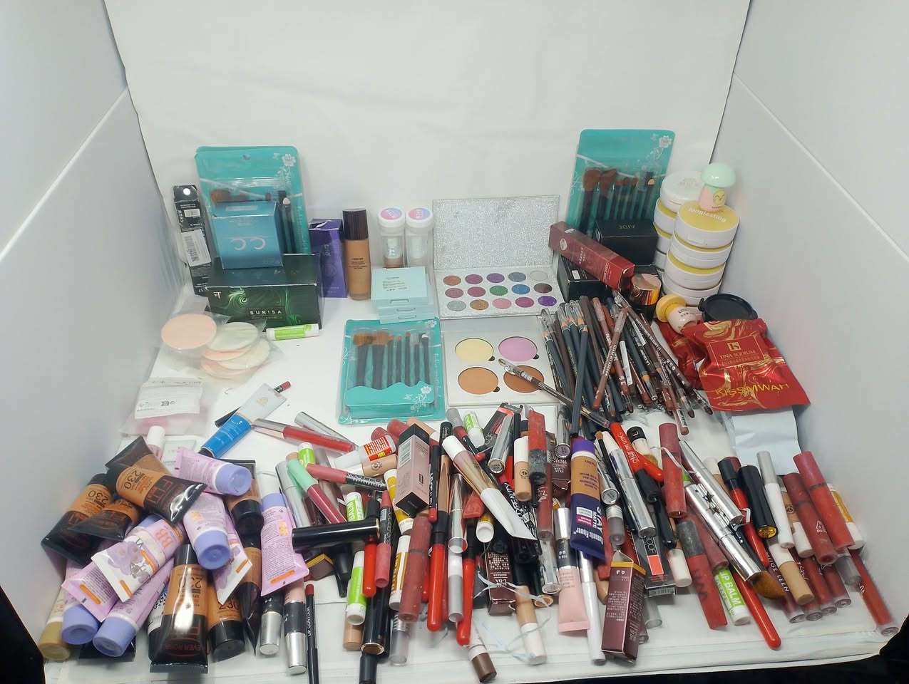 مكياج اكثر من 300 قطعة مثل ماموضح بالصورة فحص امام المندوب اذا اكسباير او مختلف عن الصور يرجع 65 الف وبي مجال تفاصيل خاص او واتساب ***********
