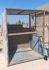 للبيع قفص الحديدي  يفيد لتربية الدجاج والطيور ، وزنه ثقيل . ارتفاعه ٢م...