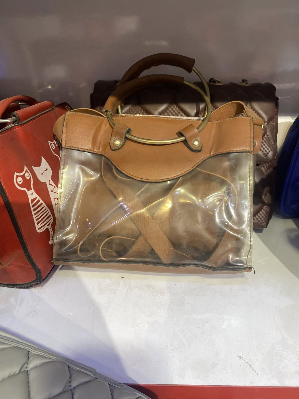 سلام عليكم جنط نسائيه للبيع جمله فقط كاصهن وجبه وعزنه المحل ونريد انبيعهن كلهن شلع العدد ٣٠٠٠ او اقل السعر القطعه ٢٠٠٠ متوفره بعد مديلات التواصل ***********
