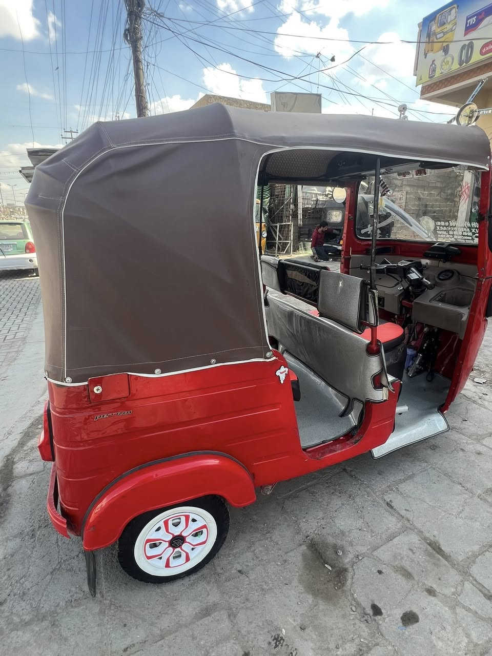 السلام عليكم تكتك موديل 2020 سنويه ورقم بيها دوس معمره رشات صبغ بيها الباقي كدام العين نضافه فول ومتعوب عليها ربع مينصرف عليها مكفوله من التبخير والتنقيص كير محرك اكسل  تخم تاير جديد / السعر 6800 وبيها مجال للطيبين مكاني بغداد البياع المعالف تقاطع الربيعي  ***********
