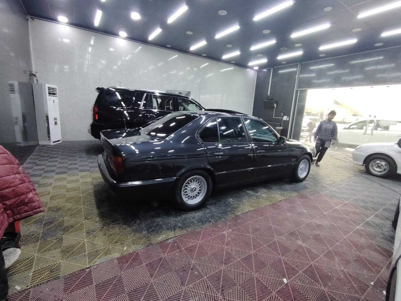 السلام عليكم
252i اصل 
بجم عريض 
فتحه سقف طكتين
غرفه M جديده حيل 
طخم خلفي امامي جديد 
حداديه وكاردن واكسل جدد
دريم شفتات جدد 
طخم ويل وتاير بل جيس 
كير ومكينه مكفولات بل جيس 
جامات اربعه كهرب 
السياره مانقصها بس ستر الله 
ترايك 200 على بصره شرط
السعر 72$
اتصل ‏‪***********‬‏
