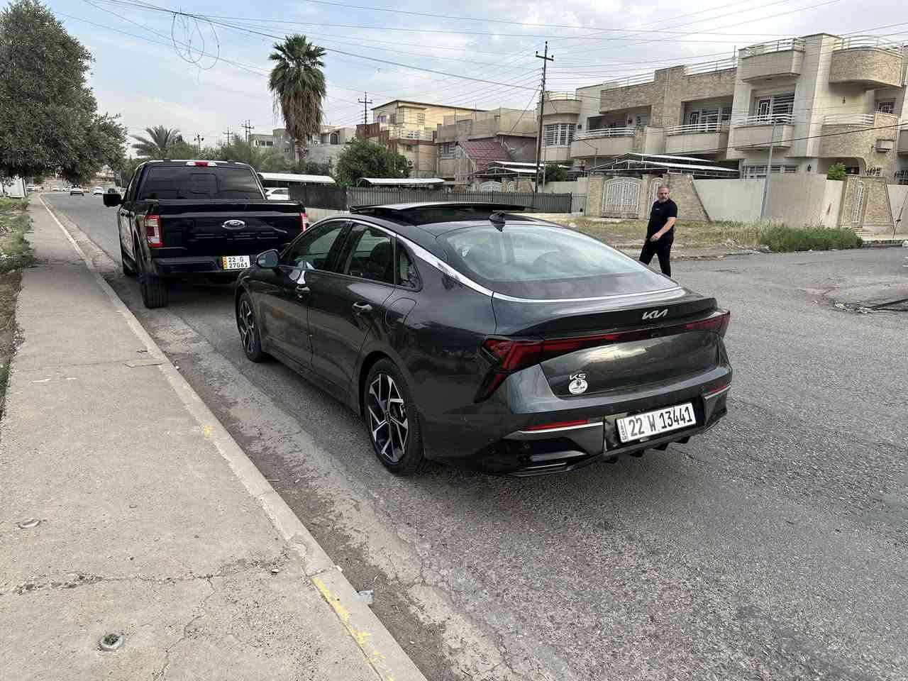 السلام عليكم 
k5 2025 EX ١/١ 
السياره فول موصفات 
٤ كامرات ٣٦٠
رادار امامي خلفي  
حساسات امامي خلفي 
لد امامي خلفي 
بنورما 
مري شفط 
كشنات. تدفئه تدريد 
ستيرن تبريد 
و بعد موصفات السياره فول الفول 
  بدون اي نقط 
ماشيه ١٩ الف كيلو. الشكل الجديد 
سياره بدون صبغ و بدون تبديل. فقط ايرباك برده  طاك و مرجع سيستم. 
لون نفطي  السعر  ٢٣.٧٠٠ و بيه مجال 
مكان سياره بغداد حي العدل 
***********
