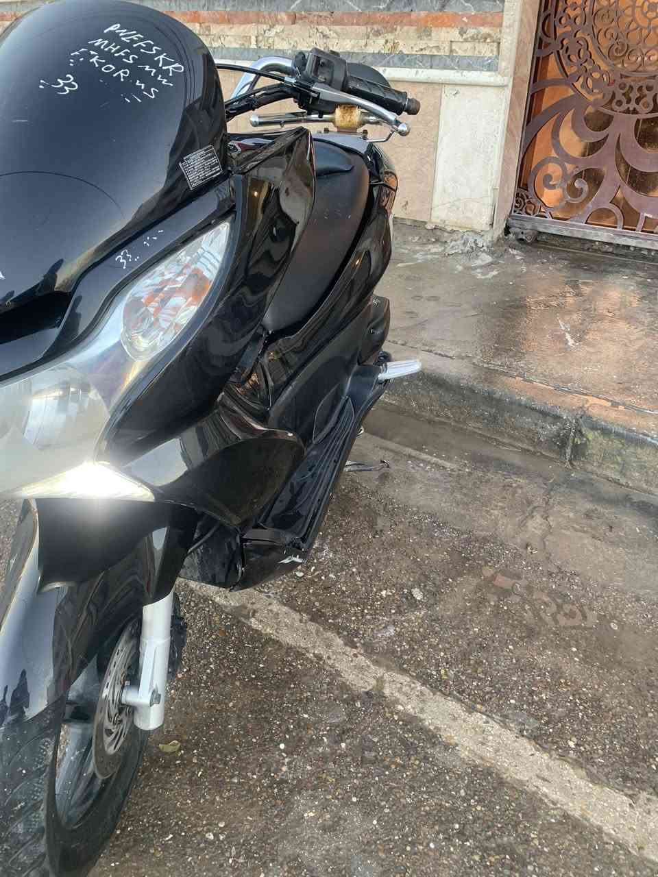 سلام عليكم دراجة PCX جيل اول ياباني.          دراجة ماشيه 22000 مكفوله من كلشي مكينه ناعمه حساس ستاند حساس زدحام دراجة جديده كلش السعر 1250مكاني حي الجهاد ***********
