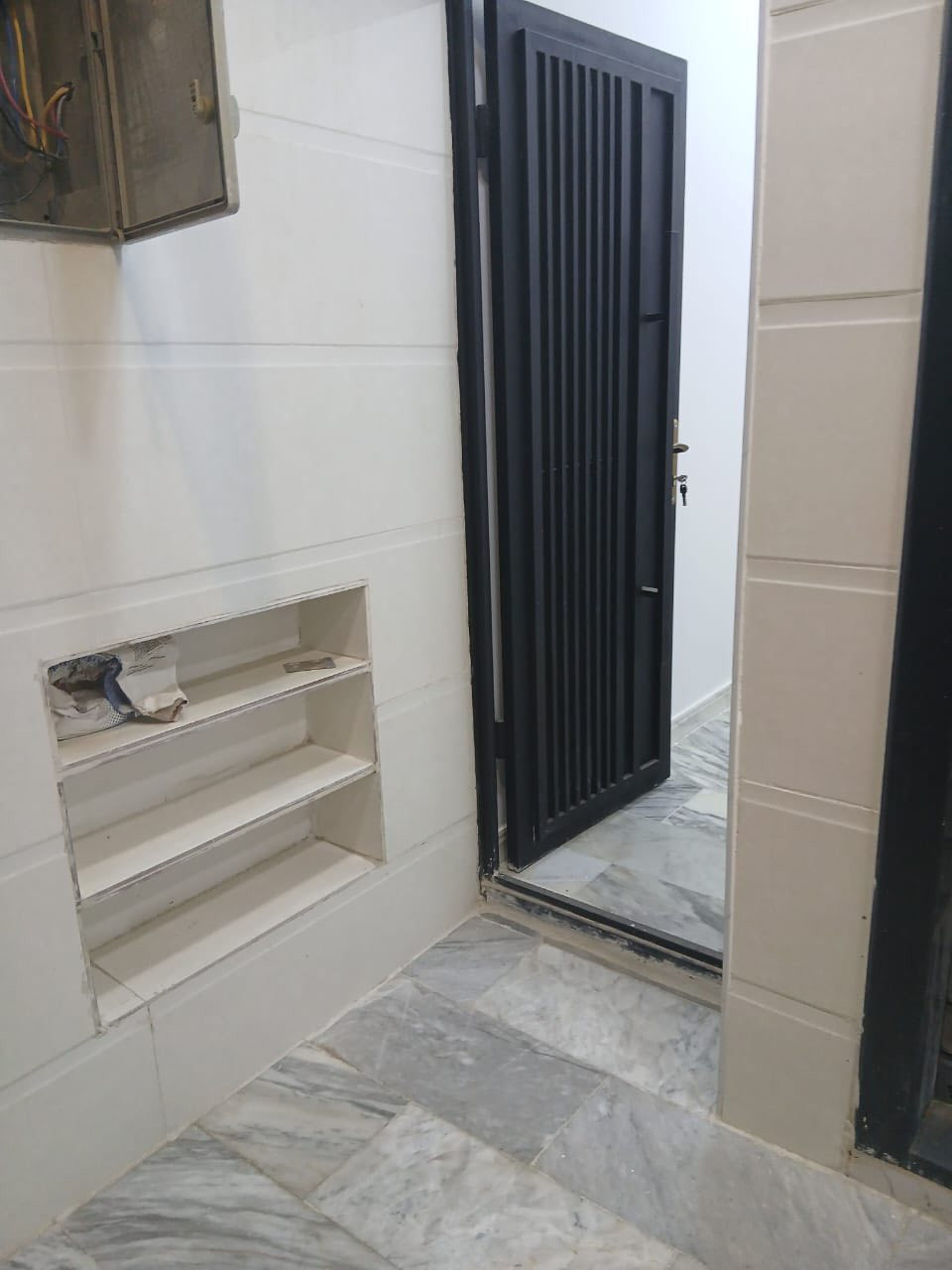 (بسم الله الرحمن الرحيم ) 
دار للبيع 
المساحة 100 متر 
الموقع الشعب 
بناء جديد 2024 
يحتوي على 3 نوم وصالة واستقبال وخدمات
اللاستفسار 
***********
***********
او زيارة مكتب المصطفى للعقار
