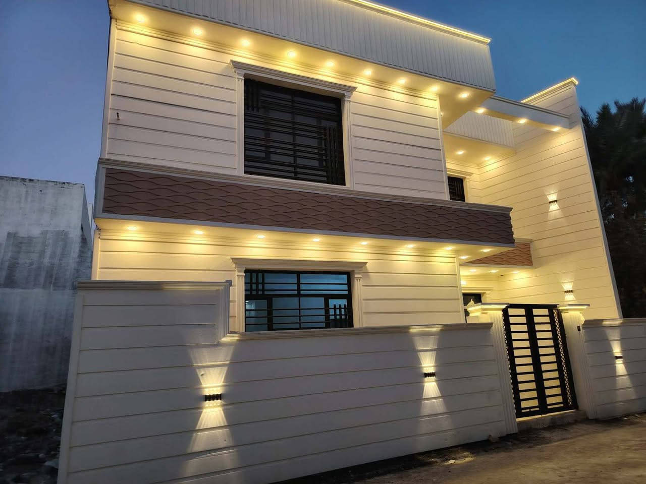 يوجد بيت مساحتة ١٤٠م بناء درجه اولى ونضيف فول خدمات ماء كهرباء تبليط عنوان مدائن سلمان باك منطقه حي الصحه الاستفسار عن تفاصيل ***********
