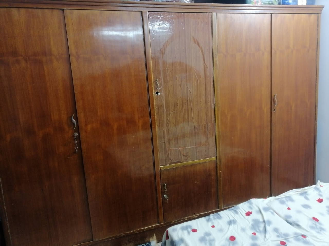 سلام عليكم غرفه للبيع
سعر 350 مع البوفيا رقم ***********
