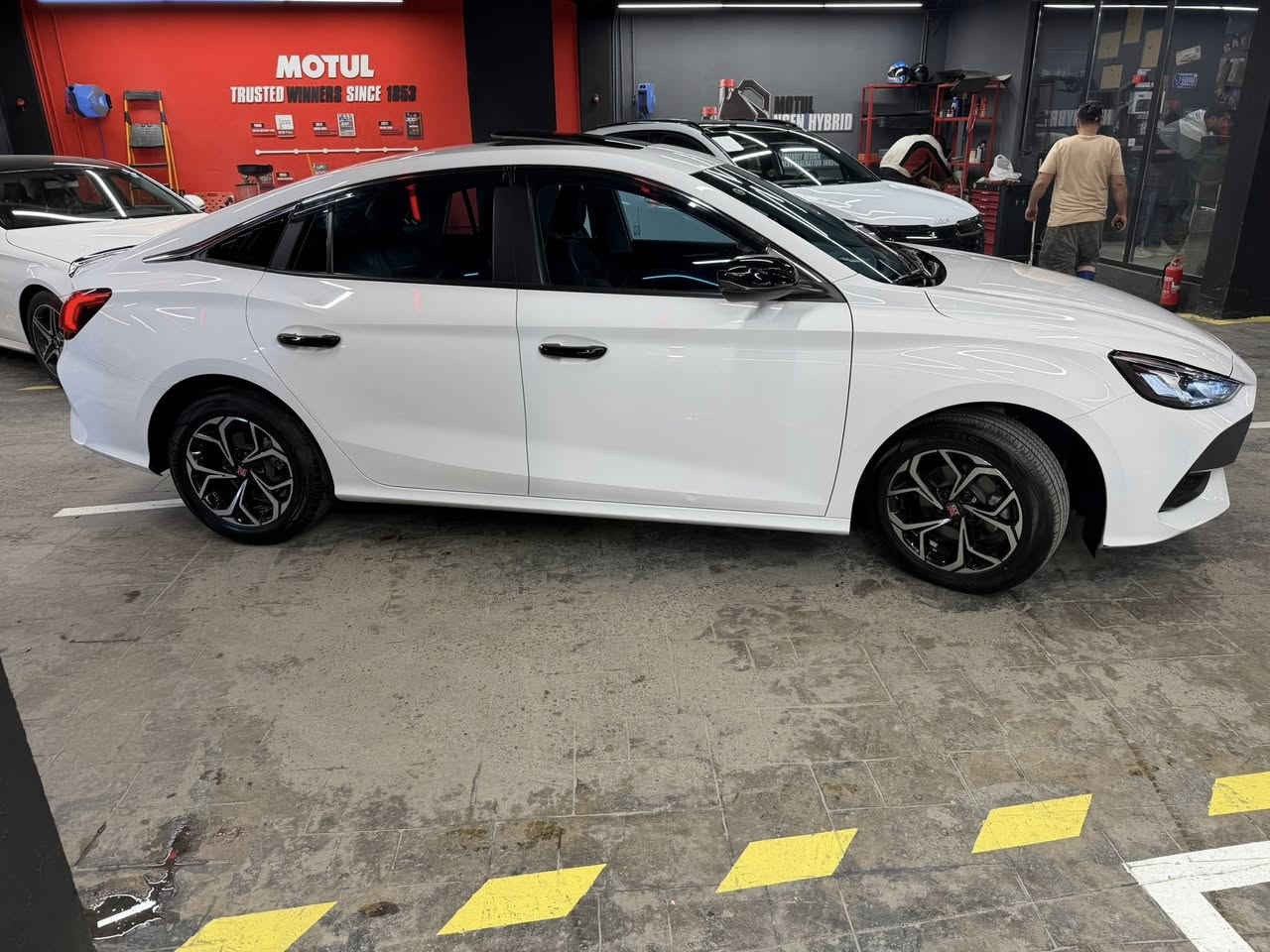 MG GT 2023 للبيع
السيارة غنية عن التعريف بمواصفاتها المعروفة:
• ناقل الحركة: أوتوماتيك.
• نظام التشغيل: بصمة تشغيل ودخول ذكي للأبواب.
• المكابح: هاندبريك إلكتروني (بصمة) مع خاصية الأوتو هولد (Auto Hold).
• التكنولوجيا: شاشة تدعم نظام "أبل كار بلاي" و"أندرويد أوتو".
• المساعدة على القيادة: كاميرا خلفية، حساسات خلفية، ونظام مراقبة ضغط الإطارات.
• الإضاءة: نظام ترحيب، مصابيح زينون، وإشارات بالمرايا الجانبية.
• المقصورة: كراسي جلد، ونوافذ كهربائية.
• الإضافات الخارجية: ويل كب (جنوط).
• المسافة المقطوعة: 14,500 km فقط.
الإضافات الخارجية والملحقات:
• عازل حراري أصلي: عزل عالي الجودة لتقليل حرارة الشمس داخل المقصورة.
• إضاءة داخلية (LED): ألوان متغيرة يمكن التحكم بها عبر تطبيق الهاتف.
• هدية مع السيارة: 5 فلاتر زيت أصلية جديدة.

السعر: 124 ورقة (قابل للتفاوض).

العنوان: بغداد حي الجهاد مجمع النسيم السكني

للتواصل:***********

ملاحظات حول حالة البدي (الهيكل):
• الباب: توجد "رصعة" (نقرة) صغيرة جداً في باب الراكب (بجانب السائق) من الأسفل.
• البنيد والقمارة: توجد آثار بسيطة جداً وغير واضحة ناتجة عن "الحالوب"، وهي رصعات خفيفة جداً
