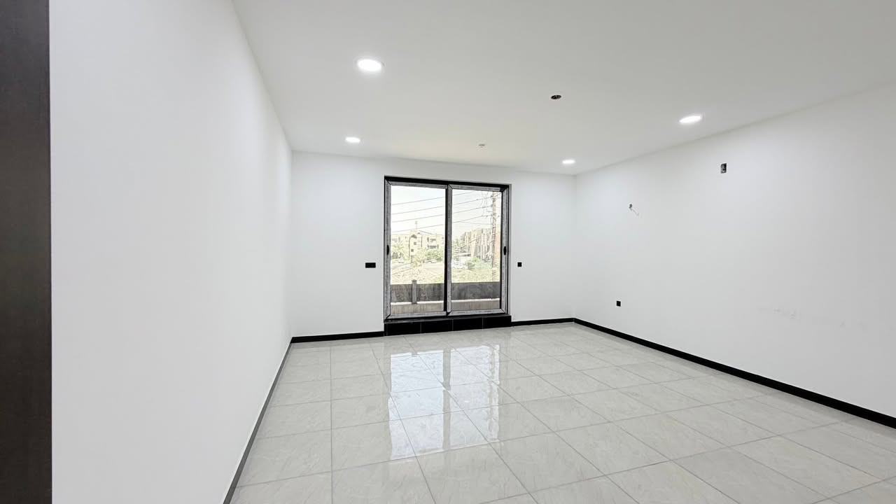 سلام عليكم 👋 عقار للبيع مساحة 150 م² في حي الجهاد (حي الضباط)، من أفضل المربعات في الحي 🏡. العقار جاهز، تشجير حديث، غير مسكون، واجهة 6، نزال 25، يحتوي على 4 غرف نوم 🛏️، 4 حمامات 🚿، صالة، مطبخ، هول، مطبخ حار، كراج، وبيتونة. للاستفسار: *********** 📞
