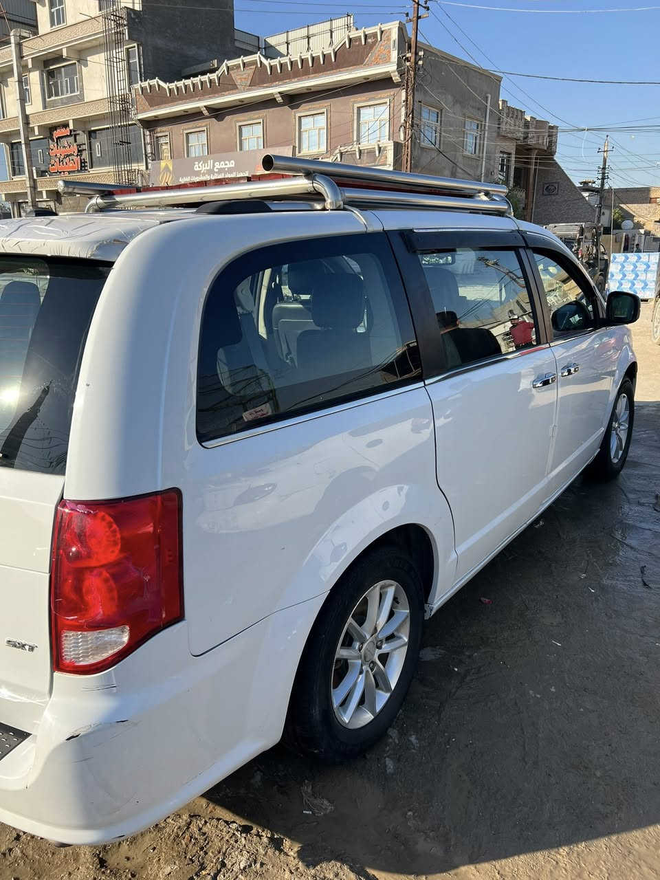 دوج كراند كرفان للبيع فقط
الرقم بغداد السيارة بأسمي تحويل ثاني يوم 

السيارة فول مواصفات SXT 
البيبان كهرباء +جنطة كهرباء + نظام ايكو 
المحرك 3600 
الحادث والسونار موضح بل صور 
العنوان : بغداد ابو غريب شارع الزيتون 
رقم الهاتف :*********** \ ***********
الموديل :2020 
السعر 190 وبيها مجال بسيط حك الجية
