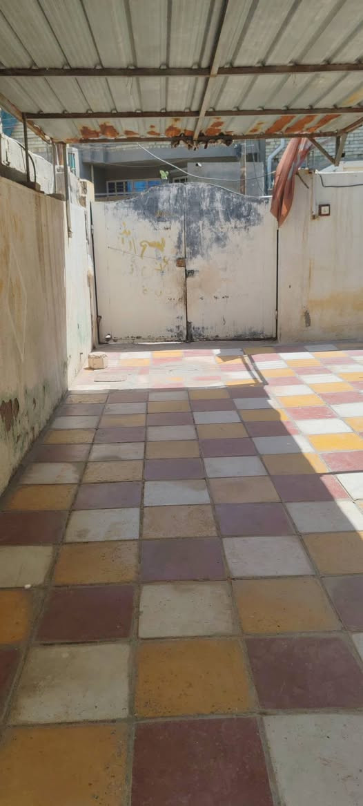 سلام عليكم بيت للبيع مساحه 170 واجه 7 وربع  حي السفير مقابل سكله ابو جمال *********** كراج يتسع ل سيارتين مع الحديقه
