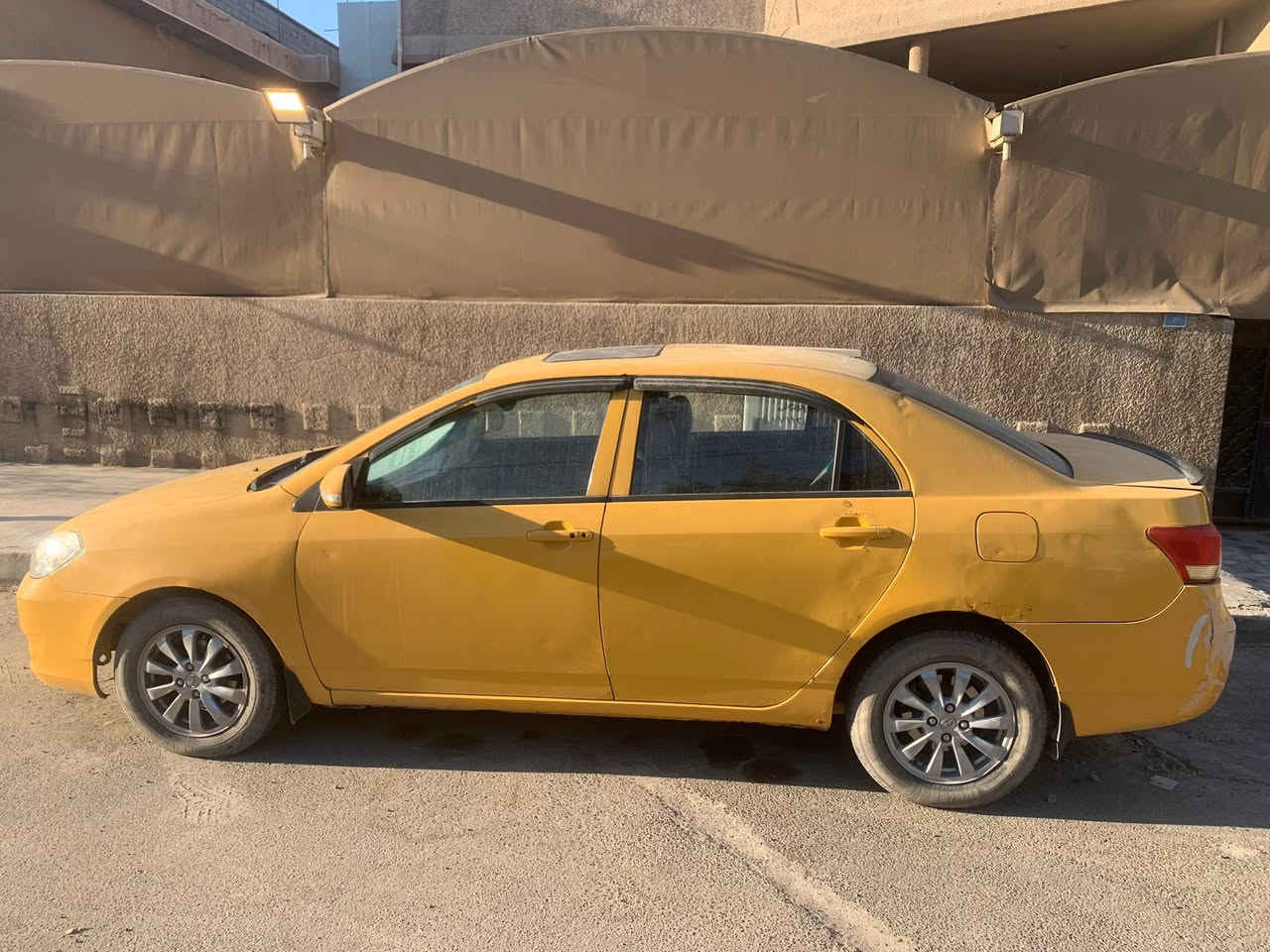 سلام عليكم BYD للبيع  بيهه مكينه كورله نحله 1800تبريد شغال ثلج صدر امامي وخلفي جديد تايرات جدد باتري جديد سنويه الحد 2027 سياره بأسمي وتحويل ثاني يوم  سياره مكفوله من البنيد للبنيد  بيهه شخط خفيفه اخوي ضربها من يجيب صمون  امنه الله ورسوله 
السعر 36 وبيهه مجال للطيبين
رقم للتواصل   ***********
