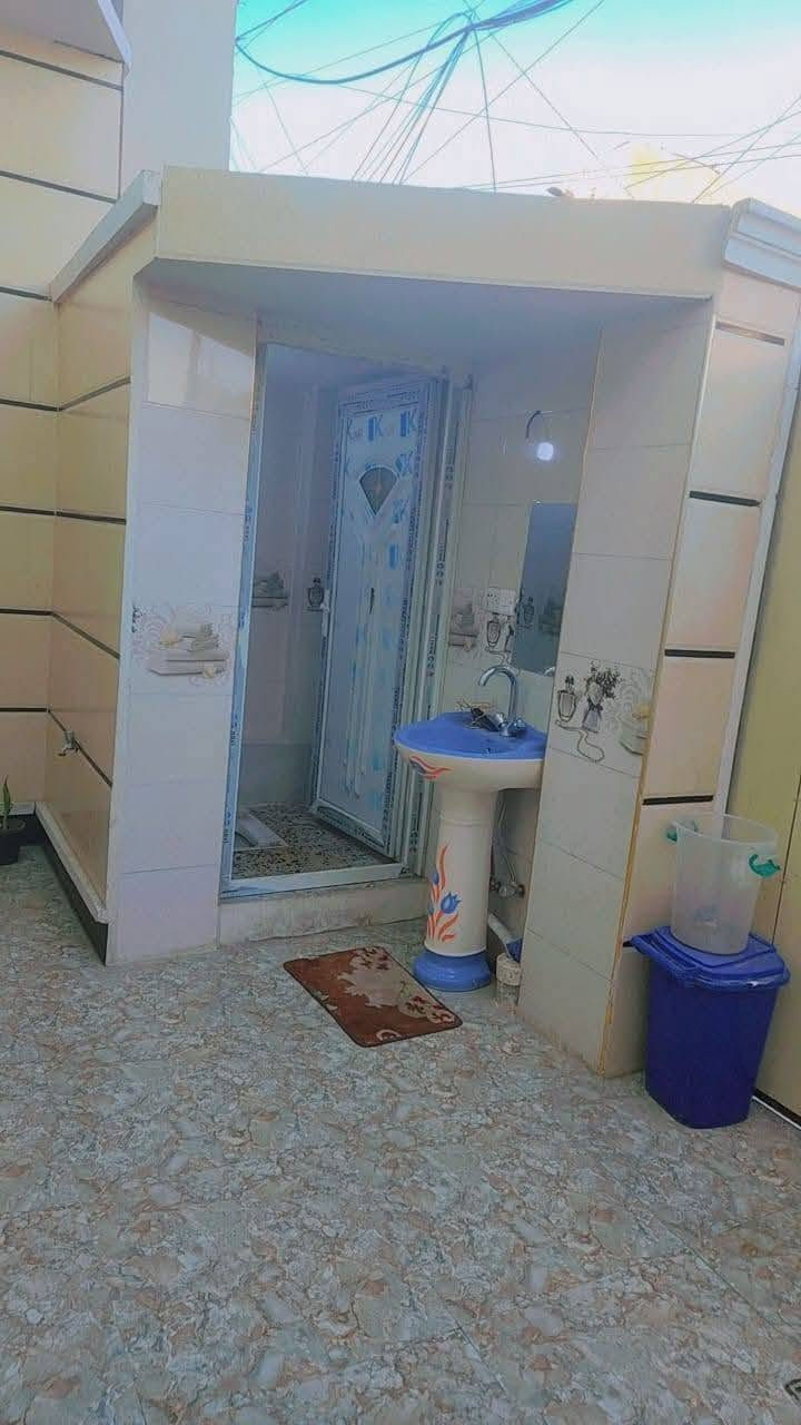 بیت مساحه ١٠٨ متر واجهه ٥ متر و٤٠ سم ونزال ٢٠متر بناء حديث ٢٠٢٣ طابقين الطابق الأول مدخلين صاله ومطبخ وغرفة نوم وخدمات خارجيه وداخليه الطابق الثاني غرفتين نوم وخدمات الموقع الدوره الميكانيك قرب جامع الأرقم المربع الثاني عن السريع قرب سوق الجمعيه قرب المدارس عرض الشارع ١٠ متر  السعر ٢٦٥ مليون لاتصال ***********
