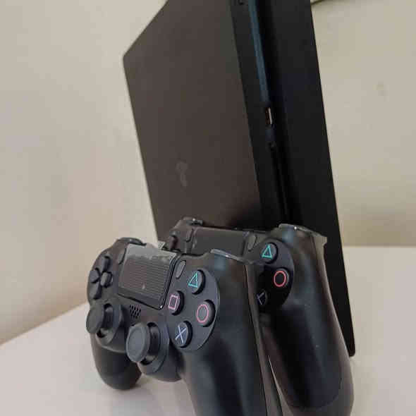 بلي ٤ سلم مهكر نضيف جدا 
هارد 500 كيكا مستعمل قليل 
ملحقات كاملة كارتونة وكيبلات 
وجوستكات عدد ٢ كوبي 
مع ١٢ لعبة مخزونة 
السعر 270 الف 
 مكاني بغداد الحرية الاولى 
استفسار واتساب : *********** بغداد
