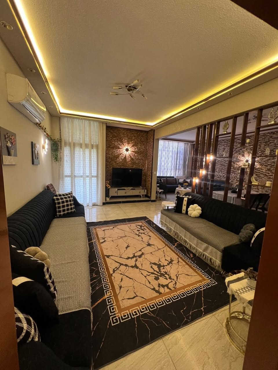 ‏سلام عليكم عندي شقة للبيع عمارات الألماني المساحة 160 متر ثلاثة غرف نوم طابق الأول عمارة )45￼ ￼ السعر ￼280 ميلون للاتصال ***********￼
