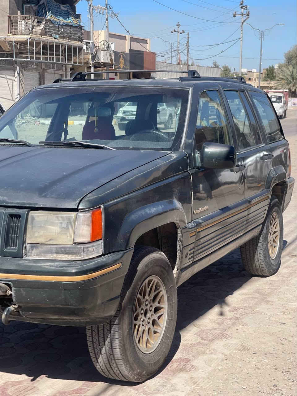 جيب كراند شيروكي
موديل 1994 رقم بغداد 
محورة مكينه 2.5 خير من لله
جاهزة من كهربائيات وكيجات 
تبريد سبلت ثلج 
عليها اضافات سلة وبلوجكترات امامية 
السعر 43 وبيها مجال بسيط 
***********
مكان السيارة بابل المسيب بغداد, العراق
