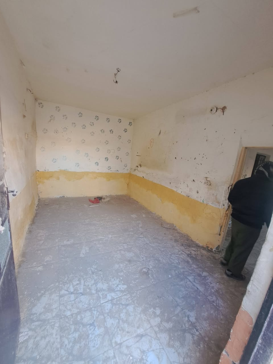 دار للبيع المساحه 100 مربعه يحتوي عل غرفه وصاله ومطبخ وبراني البيت بي نواقص بصيطه وسعره مناسب ويه سوك موقع الدار قرب مدرسه المسره حي العسكري شارع 30 للستفسار مراسله الصفحه او الاتصال *********** #مكتب_غسان_الشباني
