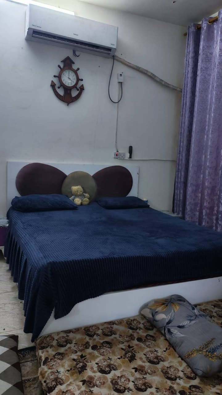 بوفيه صاج اربعه ابواب مع جراره
السعر 200الف غرفه نوم خمس قطع اريدها 250 الف مكاني الشرطه الخامسه 
الاتصال على هذا الرقم***********
