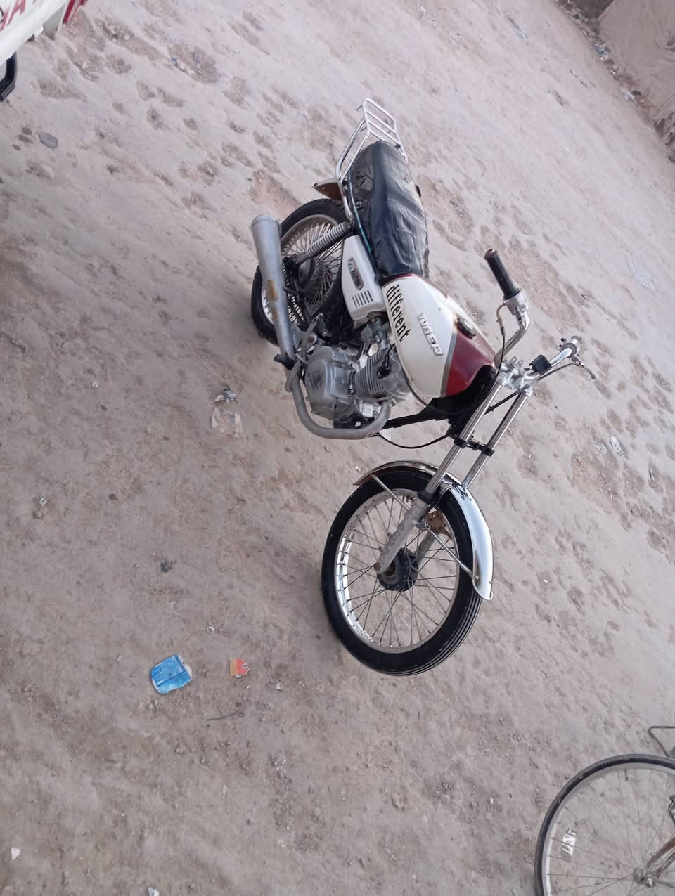 سلام عليكم دراجه ارشه كلك للبيع موديل 20 مكينه خير من الله لا نضوح ولا تبخير شاصي كفاله الدراجه كلشي ما عايزه سعرها300 مكاني ديوانيه قضاء الحمزة الشرقي رقمي ***********
