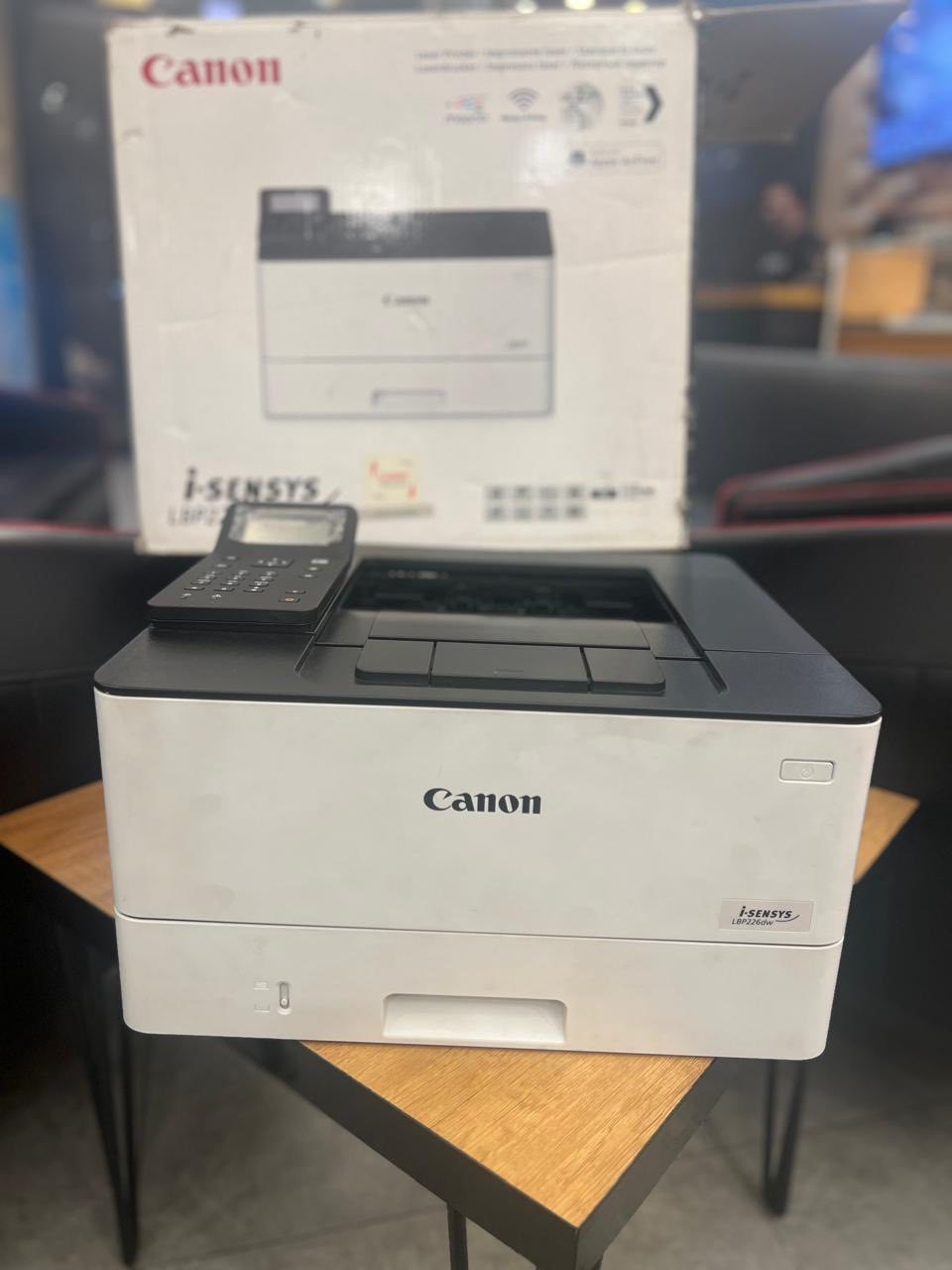 طابعة للبيع

Canon i-SENSYS LBP226dw

المواصفات الرئيسية 

* نوع الطباعة: ليزر أبيض وأسود

* سرعة الطباعة: حتى 38–40 صفحة بالدقيقة

* الدقة: ‎600 × 600 dpi‎ مع تحسين حتى ‎1200 × 1200 dpi‎

* الطباعة المزدوجة: أوتوماتيك (Duplex)

* الشبكة: LAN + Wi-Fi + Wi-Fi Direct

* الطباعة من الهاتف: AirPrint / Mopria / Canon PRINT Business

* المنافذ: USB 2.0 + Ethernet

* سعة الورق: 250 ورقة + درج يدوي 100 ورقة

* الحد الأقصى للسعة: حتى 900 ورقة

* الشاشة: LCD خمس أسطر

* الذاكرة: 1GB

* اللغات المدعومة: UFR II / PCL6 / Adobe PostScript

* الخراطيش: Canon 057 و Canon 057H

* الاستخدام الشهري الموصى به: 750 – 4000 صفحة

* الحد الأقصى الشهري: حتى 80,000 صفحة

* الأبعاد: ‎401 × 373 × 250 mm‎

* الوزن: حوالي 8.8 – 9.5 كغم

مناسبة للأعمال المكتبية والطباعة الكثيفة مع دعم كامل للطباعة عبر الشبكة والهواتف الذكية.

السعر 250،000


**إذا كنت صاحب هذا الإعلان وتريد حذفه لأي سبب، رجاءا أرسل رسالة إلى الدعم الفني**