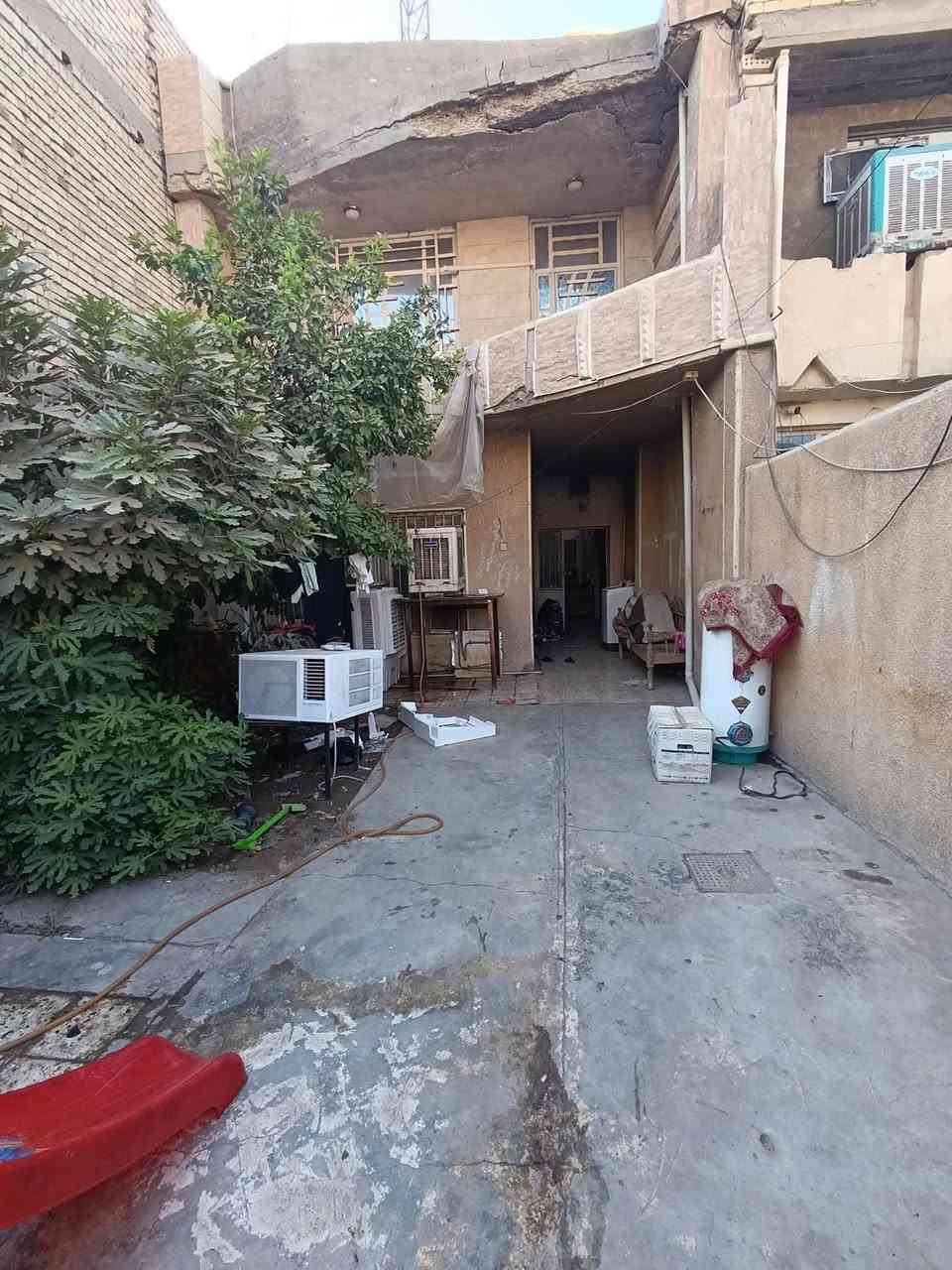 السلام عليكم 
دار للبيع طابو ملك صرف 
المساحة ١٥٠ متر واجهة ٦ نزال ٢٥ مدخلين
الطابق الاول صالة وغرفة نوم ومطبخ وخدمات كراج كبير وحديقة 
الطابق الثاني ٣ غرف نوم الخدمات 
الطابق الثالث بيتونة 
الدار (ابيعة كاع) لان الطابق الفوك يرادلة يترمم او تفليش للكاع بكيف المشتري
السعر ٢٠٠ وبي مجال
العنوان الشعب نهاية الفورتات مقابل حسينية سيد المرسلين 
هاتف *********** اتصال و واتساب
للاستفسار اتصال على الرقم اعلاه او الواتساب
