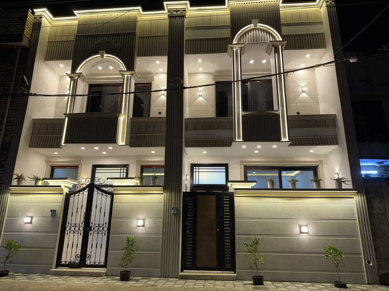 السلام عليكم 
دارين للبيع بناء حديث 
مساحة الدار ٧٠ متر 
يحتوي كل دار على (٣)غرف نوم
الموقع شارع زين العابدين 
لاستفسار ***********
واتس ***********
