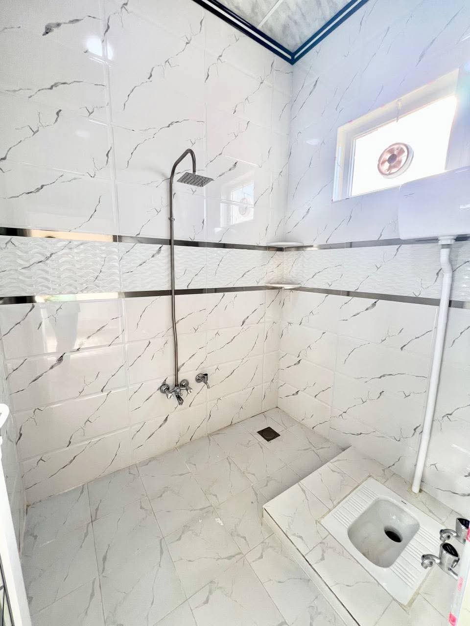 بيت 🏠 للبيع في حي سماح قرب المسطوصف مقابيل الدار حديقه عامه
بناء 2025 سند طابو الزهور 
مساحه البيت 100 متر واجها 5 متر 
يحتوي البيت ع استقبال وهول وغرفة نوم 🛌 ومطبخ وصحيات ومناور وكراج سيارة 🚘 
ط2 هول وغرفه نوم 🛌 وصحيات ومناور وسطح ناصي وسطح عالي 
يحتوي البيت ع 
نظام كاميرات 
نظام غسالات 
نظام دكتاك 
نظام سبالات
سعر البيت 105 وقابل للتفاوض 
للاستفسار الاتصال ع الرقم 
***********

***********
