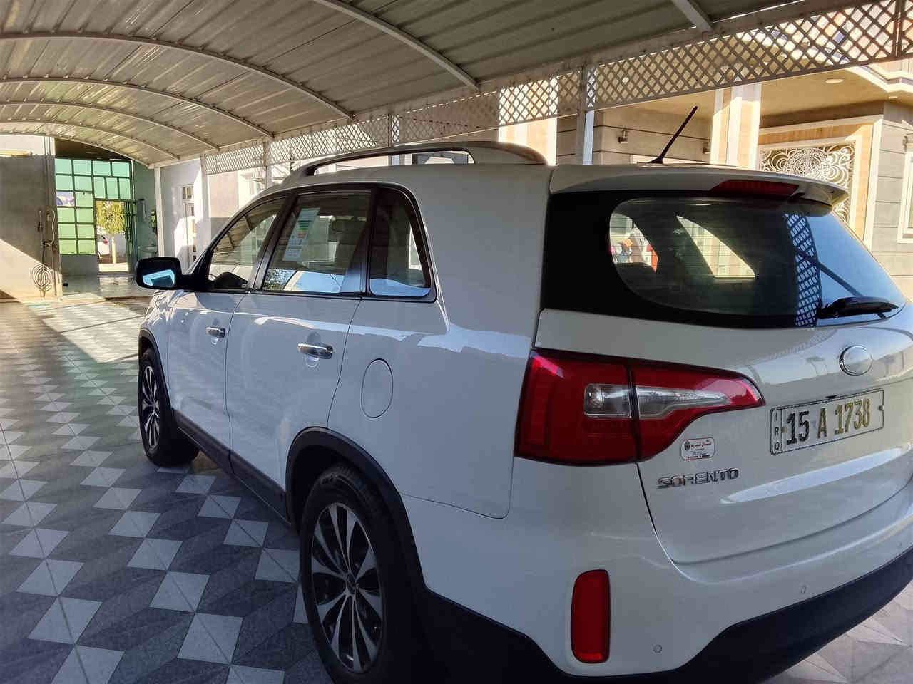 السلام عليكم اخوان سورينتو للبيع موديل 2013 خليجي  رقم انبار دولي   سياره شرط كفاله لا حادث ولا غير بيها فقط ربع البنيد صبغ اثر شخوط
محرك 6 سلندر 
7 راكب
 حساسات اماميه
 مريء شفط 
حساسات خلفيه
 بونرامه فول تحكم ستيرن
 ثلاث قطع تبريد 
كشانه كهربائي
 صدر امامي خلفي شرط على وضع الشركه
 تخم تاير جديد 
مكرك وكير شرط كفاله
سياره جديده ع وضع الشركه مناقصه اي شي شرط 
تحويل مباشر 
السعر 177 وبيها مجال 
أي استفسار أكثر اتصل 
***********
***********
العنوان الانبار الرمادي
