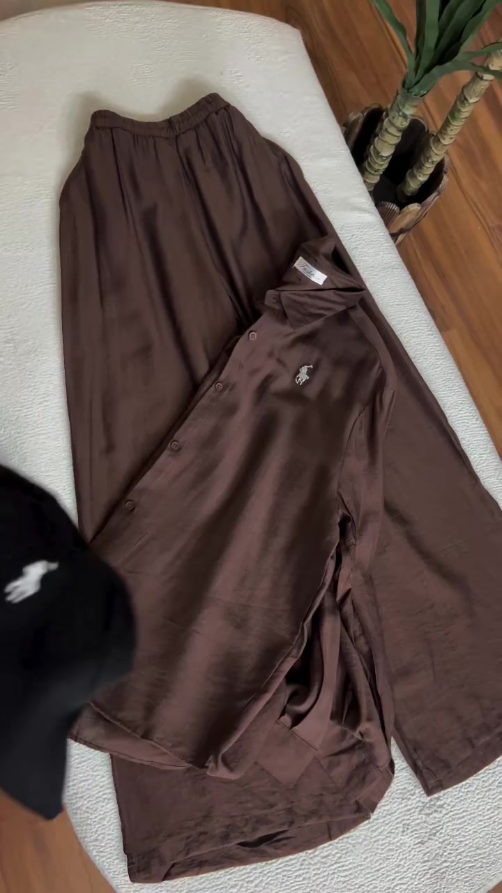 ⁨	اللون الجوزي رهيب 🤎🥥
والخامة كلش مريحه وبارده
طول القميص 75 cm يغطي الورك
كيلوت يجي للاستيك 
مقاس فري يلبس 38/40/42/44/46/48
📞***********⁩
