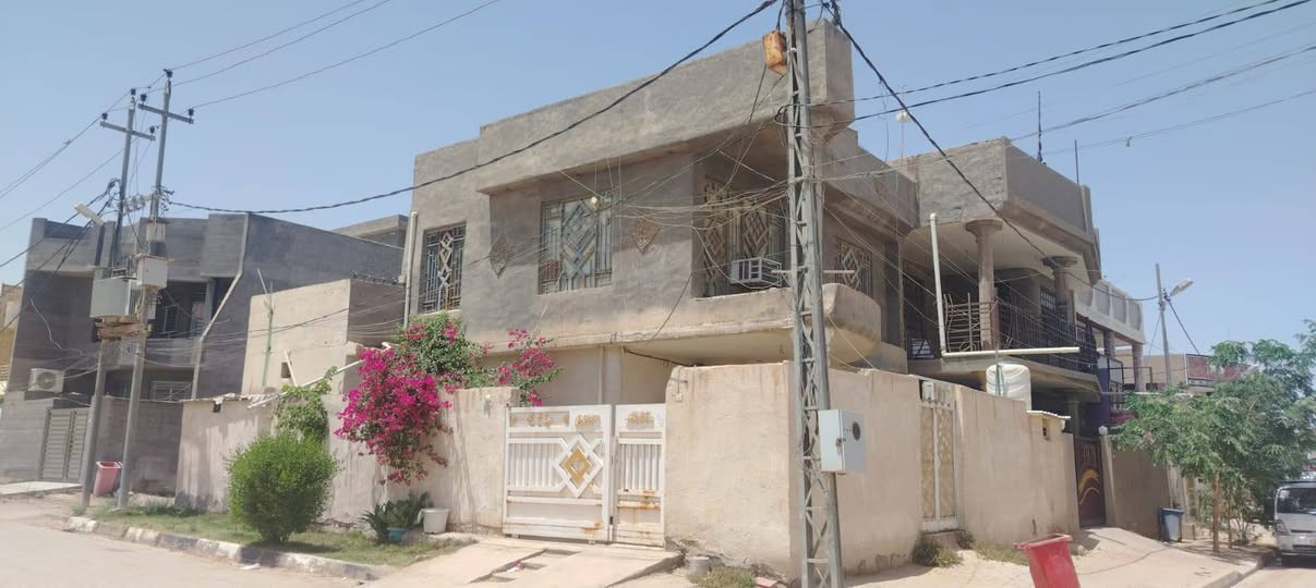 السلام عليكم بيت للبيع المساحه 150 م واقع حال 175م طابو صرف البيت ركن على شارعين متوفره كافة الخدمات طابقين العنوان كربلاء طويريج حي الضباط قرب مدرسة برتقاله يرهم مراوس السعر أتصال 
***********
***********
