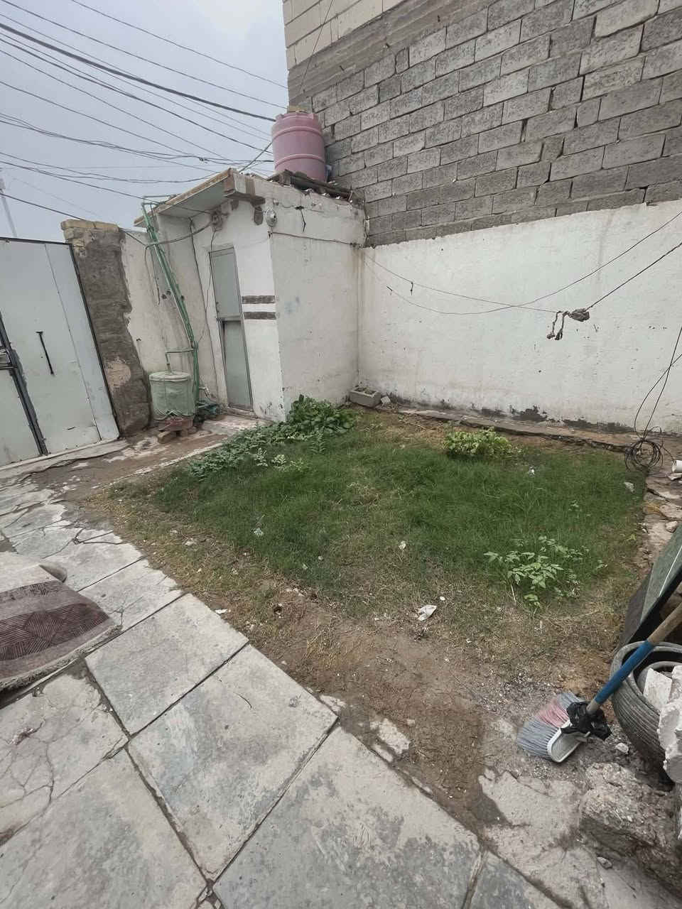 الموقع:شارع المطار الجديد شارع سواق فدك
80مترللبيع بناء بلوك تجعيب حمام داخلي 
سعر18🤑وبي مجال 

***********
