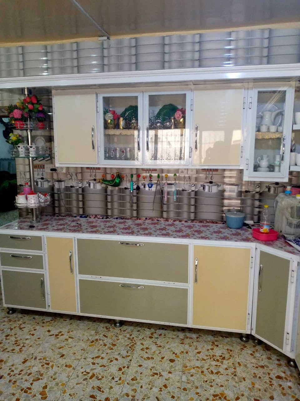 بيت للبيع طابو صرف مساحه 250م 
واجهه 10 نزال 25 طابقين 
الطابق الاول غرفتين نوم كلدور وصاله ومطبخ وصحيات
الطابق الثاني غرفتين نوم كلدور ومجمع صحيات 
سراميل والسقف صب /كراج سياره كبير وحديقه وصحيات خارجية 
خط كيات / مدارس 
السعر 150 وبي مجال بسيط 
حي المهندسين مقابل ارض بابل
 *********** مكتب دلالية المغرب للعقار  شارع المهندسين / مصطفى الكعبي
