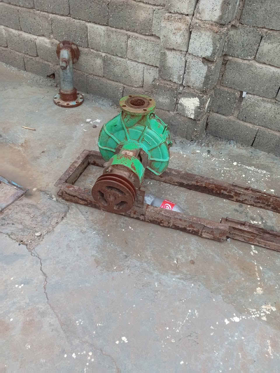 السلام عليكم يوجد موطورعدد2الحجم40 حصان شرط الشغل مستعملات ماا مفتوحات وخنزيره عدد2 للبيع  الاتصال على الرقم ***********
