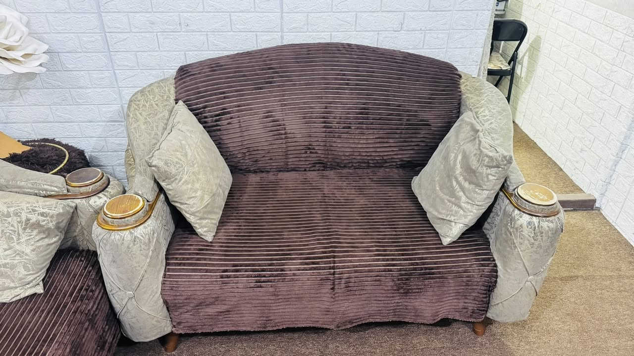 السلام عليكم
تخم قنفات 10 مقاعد للبيع نظيف جداً 
السعر 500 
للاستفسار ***********
