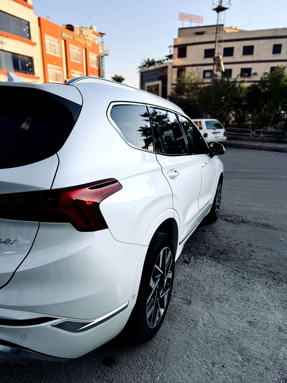 الهم صل على محمد وآل محمد
السلام عليكم 
للبيع هيونداي سنتافي 2022 فئة ( كالكرافي 1/1 ) 
فول مواصفات (VIP) اعلى خط انتاج🔶
2022 SANTA FE Calligraphy
🟩 السعر خاص ( ماسنجر ، واتساب)
( او اتصال - 009647867363303 - )
🛑السيارة رقم اربيل الجديد بأسمي   ( ملاحضة ما اسوي وكالة فقط احول)🛑
ماشية :33 الف 
السيارة مكفولة من التعديل و الصبغ و الايرباك
كير و محرك و كهربائيات كلة بلاد مكفول
حادث السيارة بسيط جداً(سرقة) الصور و رقم الشاصي خاص 
المواصفات :
محركها 2500 " توربو 281 حصان (اقوى عزم من الستة سلندر و اقتصادي)
  كير  ٨ نمر  دبل كلج 
1- تشغيل بصمة و تشغيل عن بعد
بصمة دخول و بصمة خروج
السيارة تتقدم و تترجع من البصمة
2- فتحة سقف بنوراما 
سقف كنتارا
3- _4_كامرات 360 درجة
4- _12_ حساس و رادرات 360 درجة 
خاصية الاوتو بارك 
رادار امامي خلفي توقف ذاتي رادار جانبي تنبيه و نقاط عمياء
5- جميع الكشنات كهرباء 
جميع الكشنات جلد
كشنات امامية تدفئة تبريد 
الكشنات الخلفية تدفئة
كشن سايق خزن وضعيات
مع بردات خلفية بلاد
6- اشاير بالمري
مري شفط 
مري قلاب مع البك
7- شاشة كبيرة معَ نظام سماعات هارمن كاردن 16 سماعة
مع نظام Apple CarPlay, Android Auto
ايضاً انارة محيطة داخل السيارة متغيرة الألوان 
مع نظام شحن وايرلس للهاتف
ايضاً اوامر صوتيه
8- اربع انظمة قيادة (سبورت ،كومفورت ، ثلجي ، سمارت)
عداد السرعة في شاشة السائق يتغير حسب نظام القيادة
مع نظامHTRAC ( الدفع الرباعي)
مع نظام نزول المنحدرات
9- هاند بريك بصمة
نظام اوتو هولد
10- داتشو بالجامة الامامية للسائق لعرض السرعة و تحذير المسارات
11- لايت امامي اربع عدسات زنون عالي ناصي مع لد نهاري 
بك لايت لد 
اشارة ترحيب عند الاقتراب من السيارة
12- صندوك شفط كهرباء ايضاً فتح تلقائي 
14- كامرات اشارة في شاشة السائق 
15- ويل كب حجم 20
16- نظام اطفاء و اعادة تشغيل الاقتصادي في الأزدحام 
17- تدفئة بالستيرن ، شفتات بالستيرن
المواصفات ما تخلص بيها بعد 
للتواصل على الخاص 
او على الرقم:  *********** (يتوفر واتساب ايضاً)
