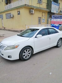 كامري ٢٠١١ ابيض  امريكي  رقم اربيل مسطره  بيه قليل صبغ جاملوخ الخلفي ا...