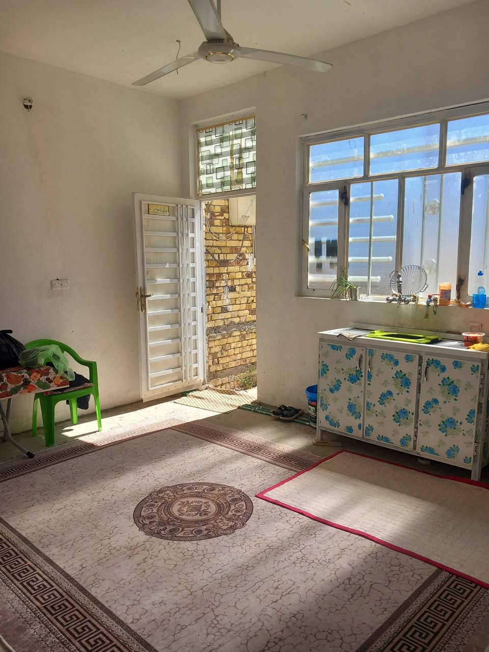 بيت للبيع في الكراده ٢٠٠ متر ***********
