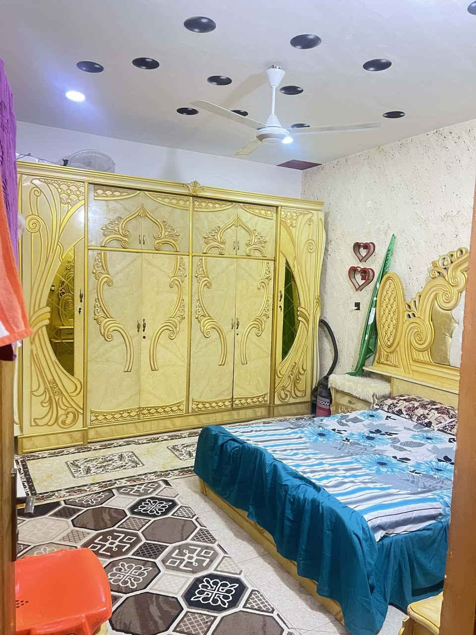 السلام عليكم للبيع بيت 100متر مربع ركن داخلي العنوان السريدات القديمه المربع الثالث قرب اسواق حموشي سعره 84 طابو زراعي سند 25 اقرار محكمه باقي التفاصيل داخل الفيديو
***********
