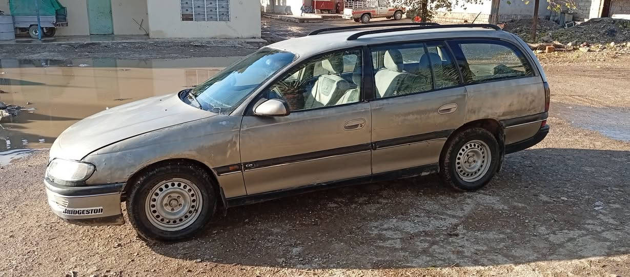 من رخصة الادمن 
اوبل اوميكا بزون 1996 المحرك بي صرف قليل الكير شرط والتايرات كلها جديد الطخم شرط قفل مركزي ريموت لايت زنون الداخل مدوشمة جديد رقم الماني مسطرة نينوى لي 2029 الشرعي موجود المكان الموصل السعر 30 بي مجال ***********
***********
