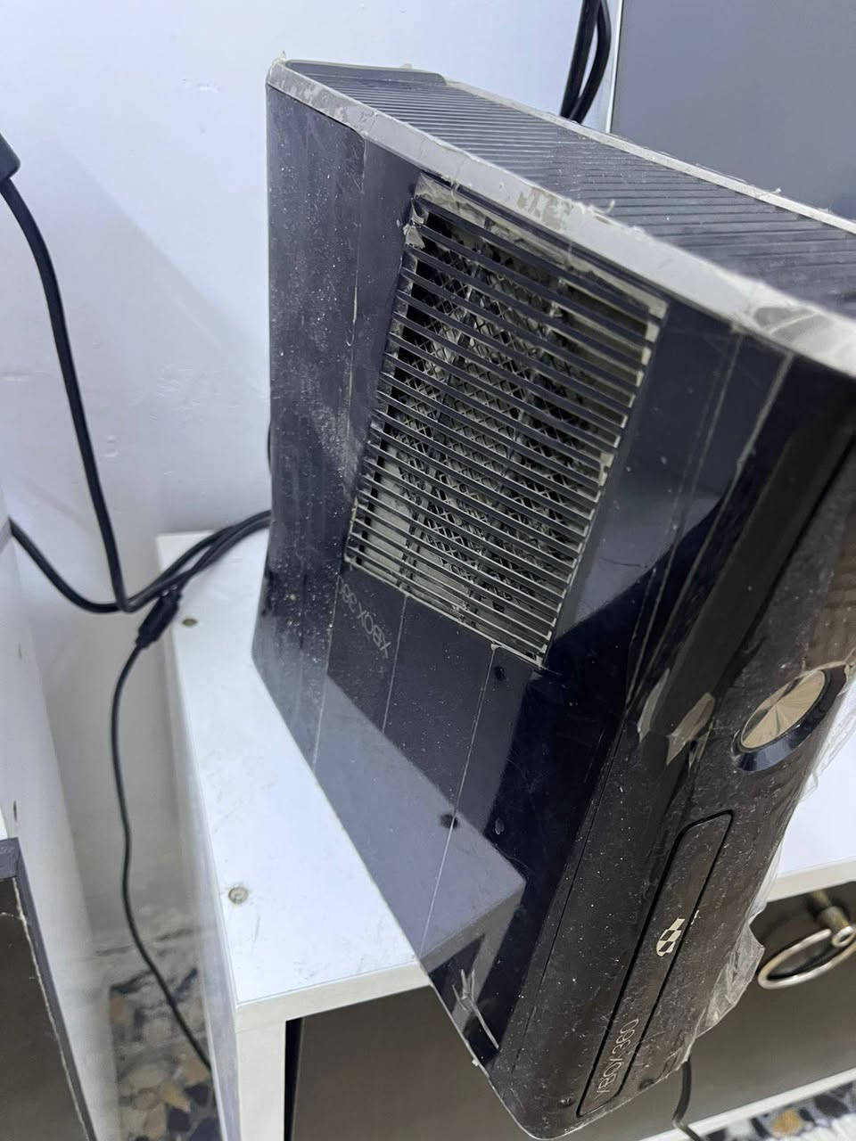 سلام عليكم ورحمه الله عندي إكس بوكس ٣٦٠جديد مسمعمل أقل الشهر بي ٣٤قوية كلش السعر ١١٠ التواصل ***********
