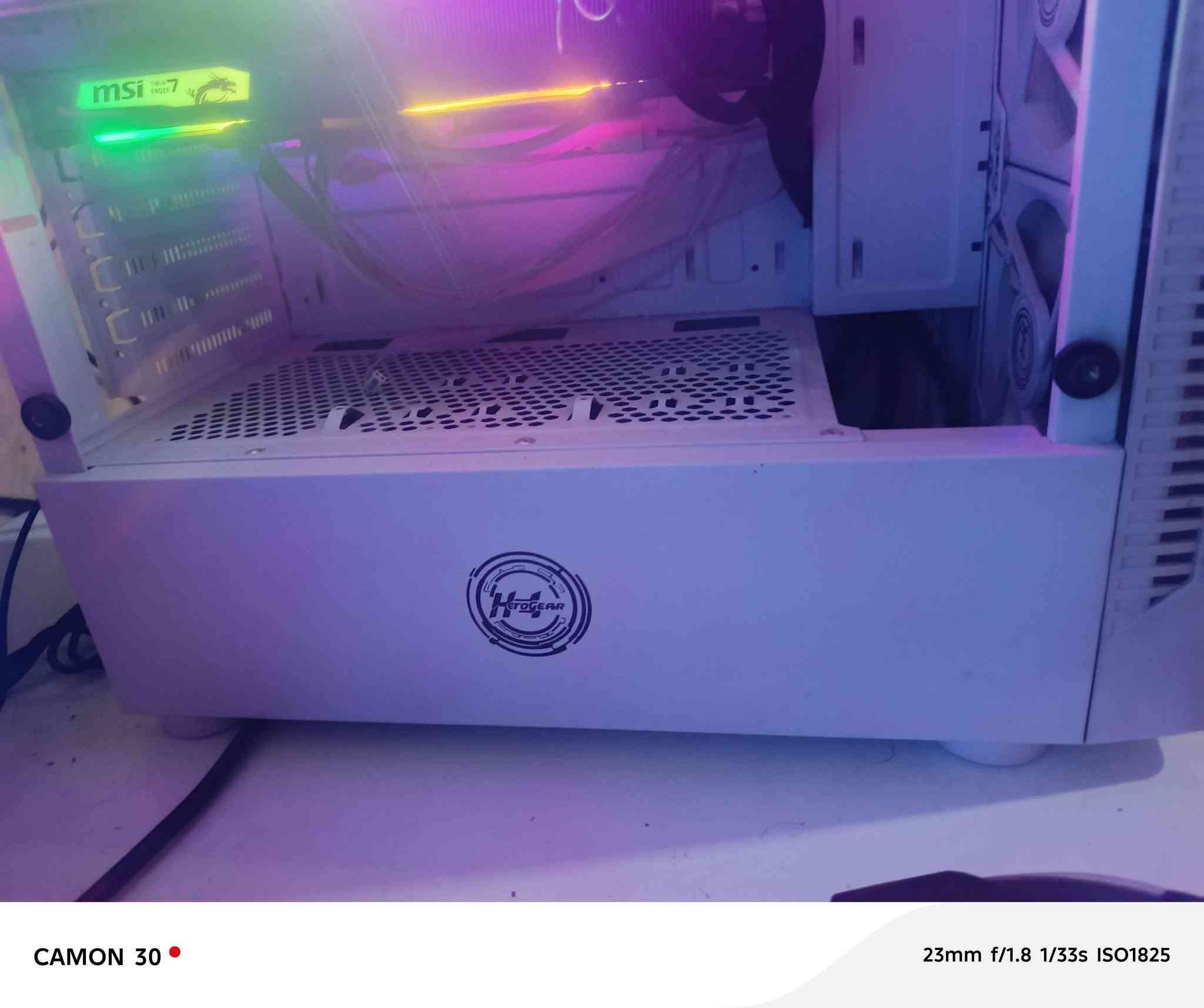 : كارت الشاشة rtx2060super msi game x كارت نظيف تحت الضغط75 
‏معالج Intel(R) Xeon(R) CPU E5-2680 v4 @ 2.40GHz (28 CPUs), ~2.4GHz
‏: مذر بورد x99pr9h
‏ رامات 16 3600قطعه وحده فقط
: هارد m.2 تيرا
‏: كيس نظيف ويا اربع مراوح يشتغل RPGلكن اني لاغيهن لان ماكو الهن منفذ بالمذر                          شاشة mntob 165h ips 1ms full hd 1080 ماكو وياها كارتون فقط كيبل
‏: كيبورد عدد ثنين واحد كامل واحد ربع للكيمنك
‏ وماوس
‏وياها يدة xbox360 هدية                                    ماابيع لا كارت وحده ولاكيس وحده ولا شاشة وحده الشراي يتصل فقط***********                           عنواني بابل حله.... ماعندي توصيل تجي تفحص من داخل البيت وتاخذ.......... 710الف وبيها مجال حك الجيه فقط فقط

