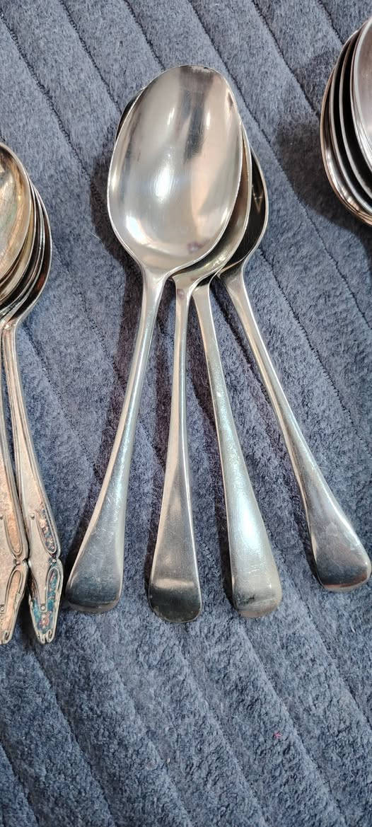 ملاعق طلائات 15 قطعة..
5 ملاعق شوربه عميقة كبيره
4 ملاعق اكل
6 ملاعق زلاطه..
جدا نظيفات وثقيلات.. السعر 30..توصيل كافة المحافظات


**إذا كنت صاحب هذا الإعلان وتريد حذفه لأي سبب، رجاءا أرسل رسالة إلى الدعم الفني**