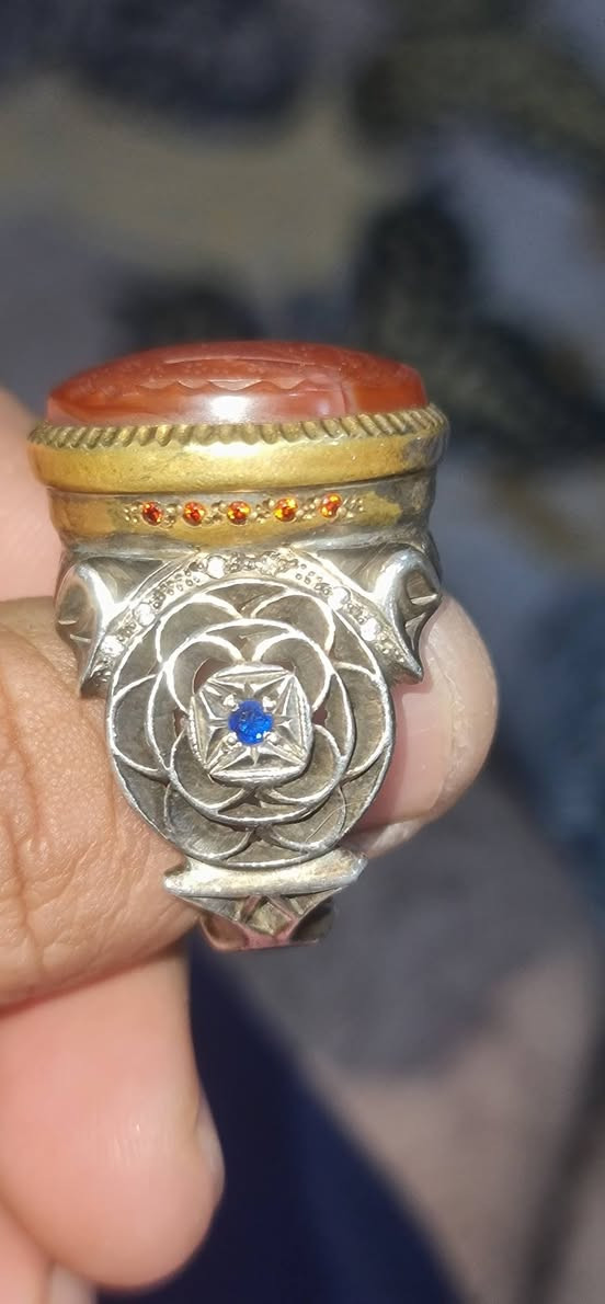 عقيق يماني
مع شهاده الخاتم
للمراوس فقط
عنواني بغداد الشعب 
***********
