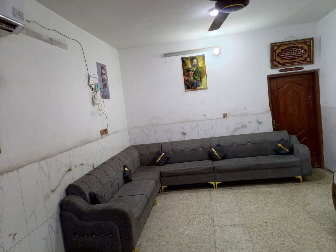 ديوان 10 مقاعد نظيف
سعره 240 وبي مجال لبياع 
يوجد توصيل بكروه ب واتساب
***********
