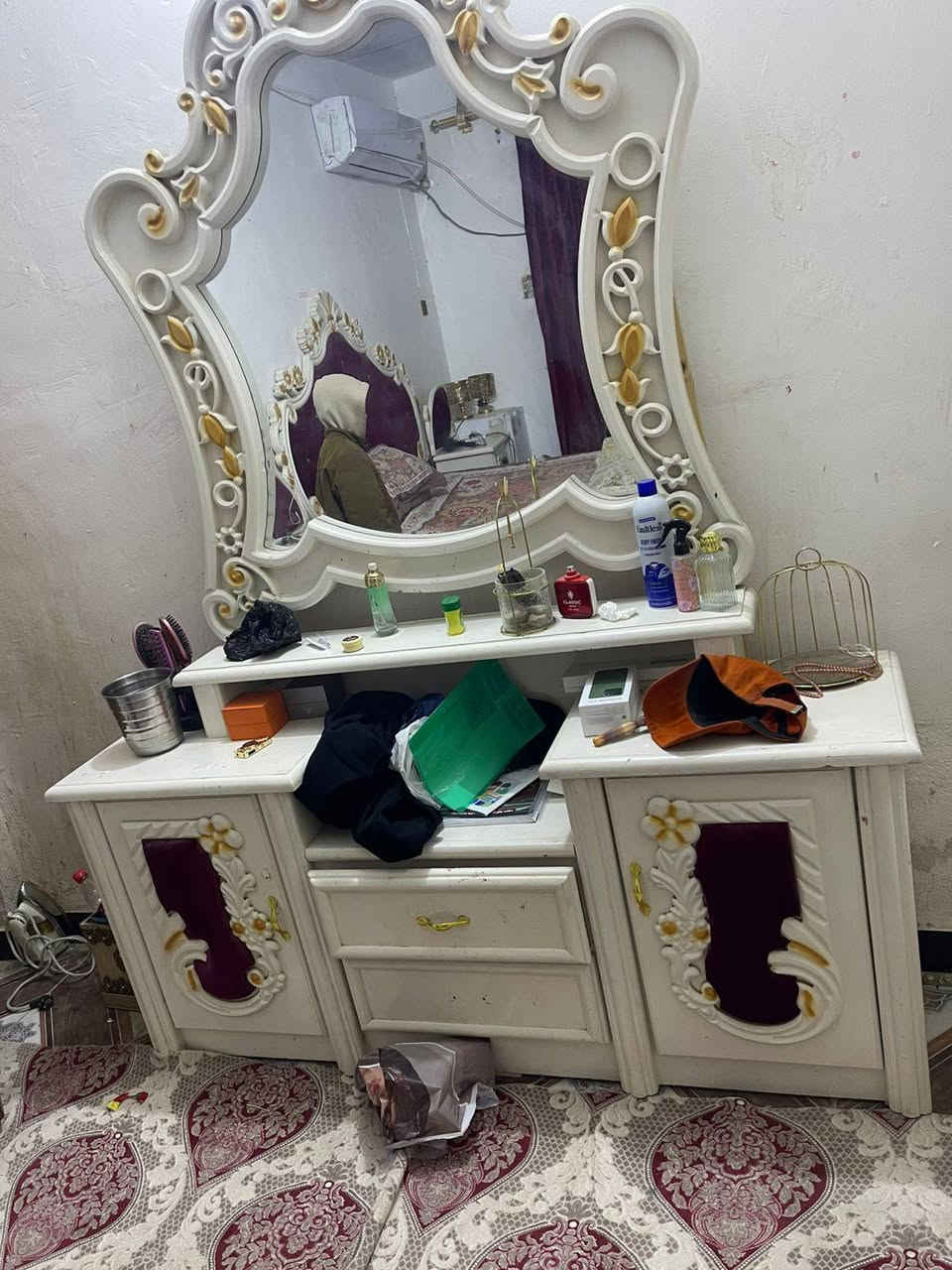 سلام عليكم غرفه خشب عراقي صاج لون ابيض ما مستعمله هواي نضيفه كلش سعر 750وبيه مجال ***********وتساب موجود
