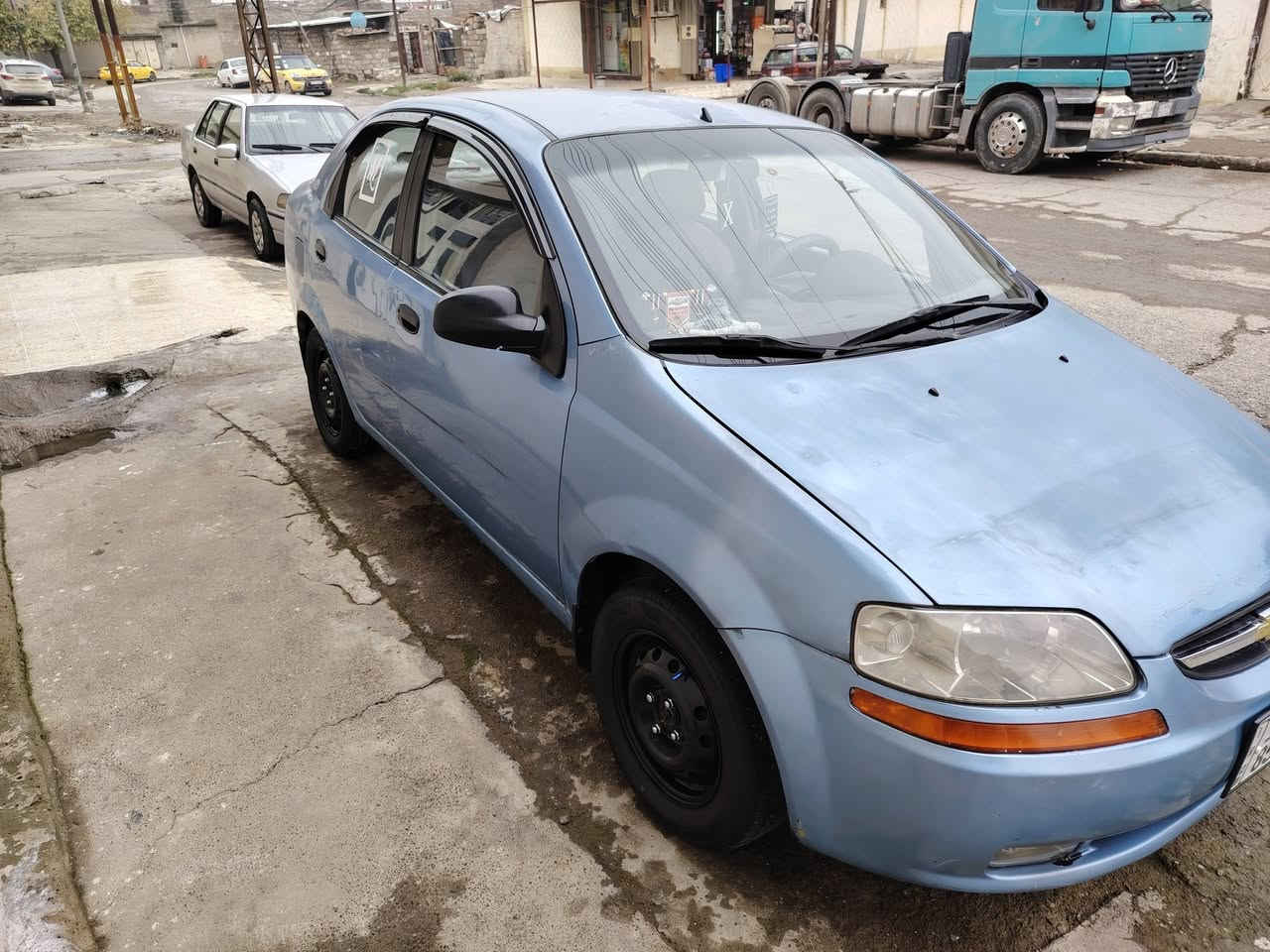 افيو ٢٠٠٥ رقم اجنبي  السعر ٤٨ طخم نظيف طخم تاير بيها مكانات صبغ بدون حادث داخلها نضيف ***********
