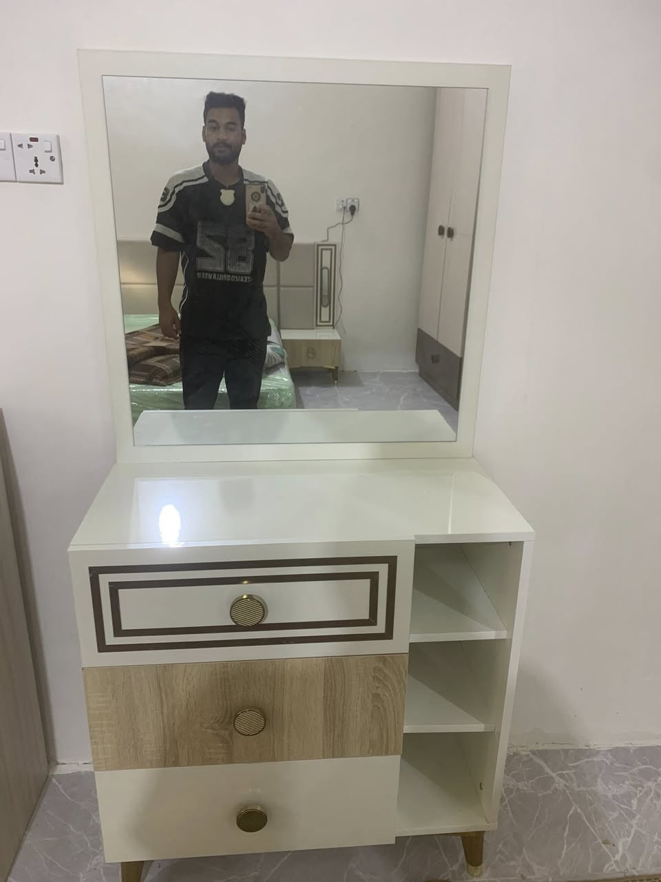 يا الله السلام عليكم عندي غرفه نوم صاج تركي 5 قطع قبل اربع ايام اشتريتها وهسه اريد ابيعها سبب البيع اريد اشتري اكبر منها رايدها ب 500 الف قفل وبالعافيه ع الياخذها يشهد الله اشتريتها ب 650 
للتواصل : ***********
