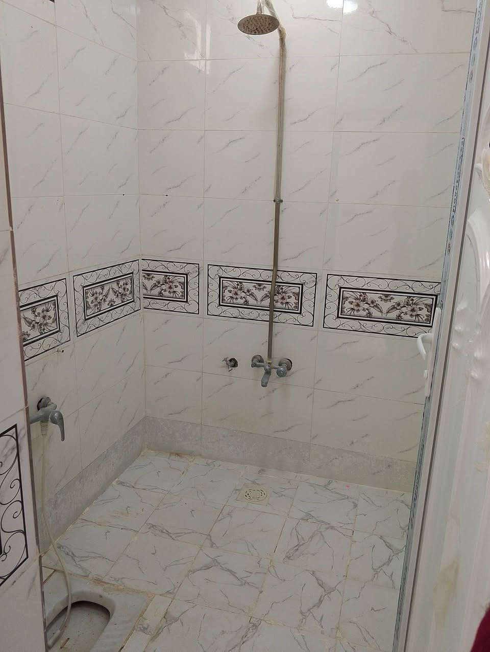 على بركه الله دار 50متر مربع بصف الركن طابقين استقبال غرفه صاله مطبخ وصحيات خارج وداخل للبيع او مراوس ب100متر او عرصه تجاريه البيت بمنطقه ال55 شارع قصابيه الميالي قريب الشارع بيتي بناء جناي كونكريت  سعره 65  مطبك الصطح وكامل *********** خاص او واتساب
